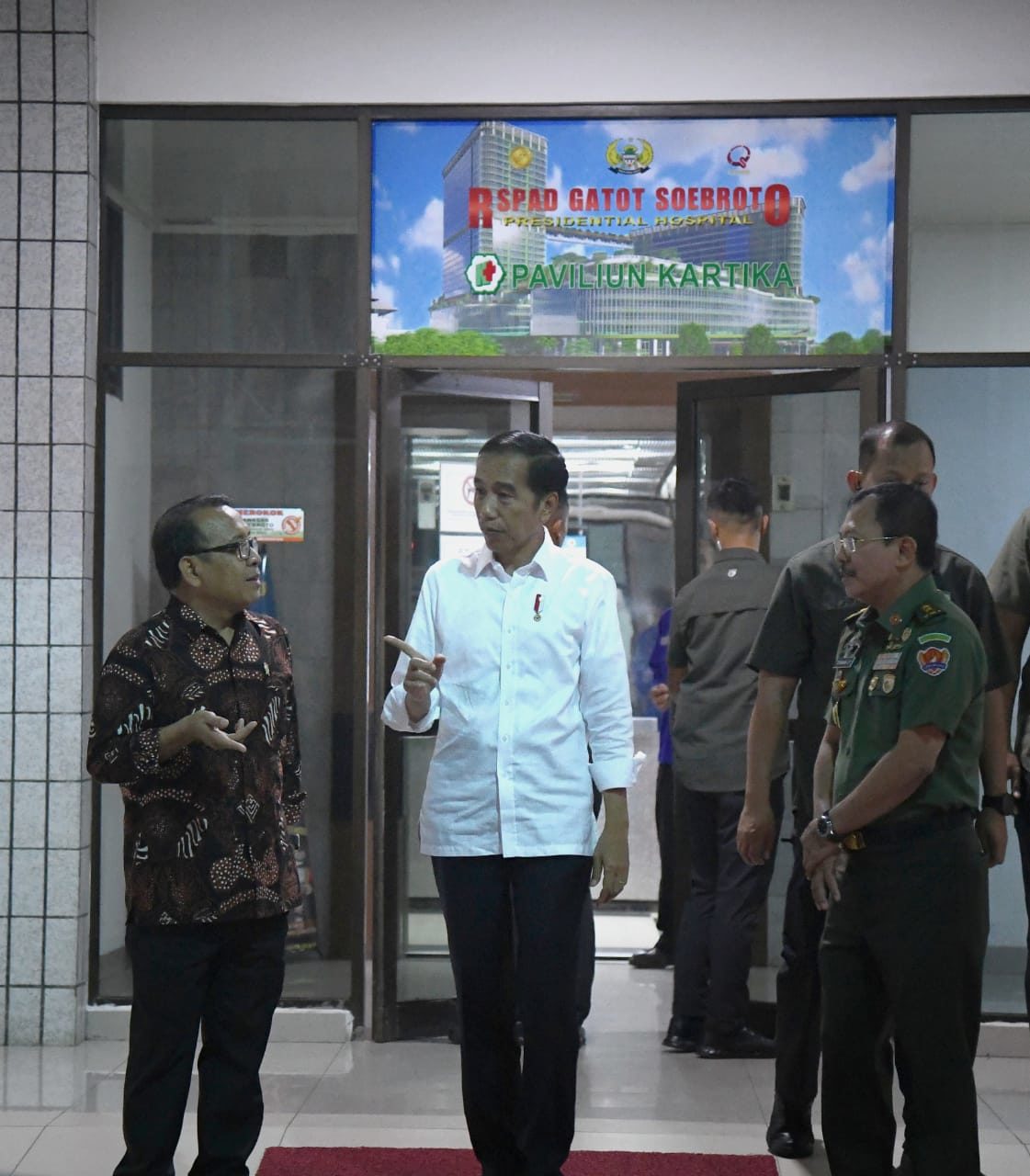 Presiden Jokowi Jenguk B.J. Habibie yang dirawat di RSPAD