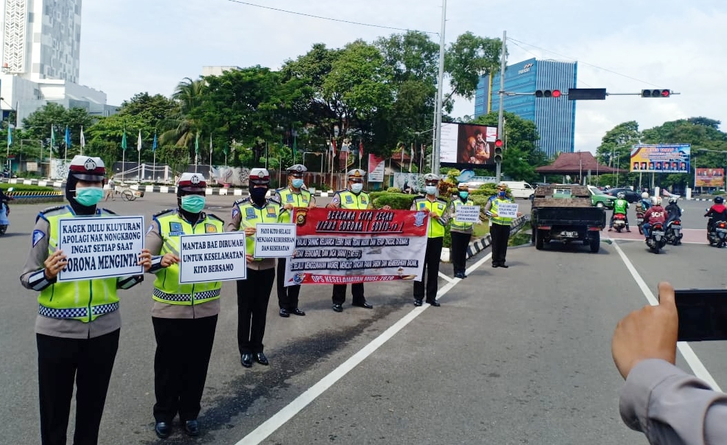 Polda Sumsel Bagi-bagi Masker dan Hand Sanitizer Gratis di Palembang