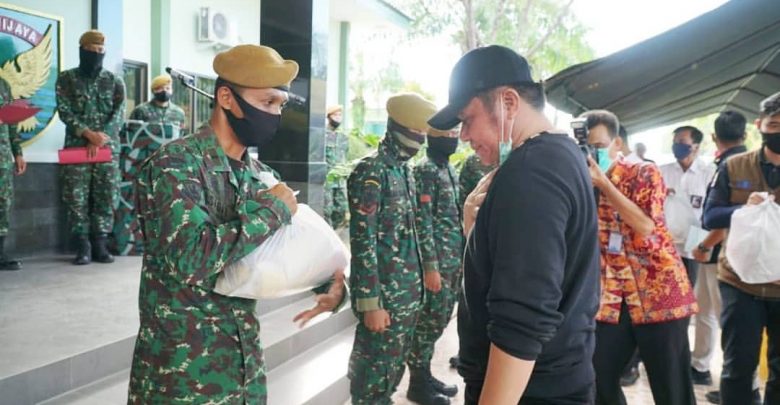 Gubernur Sumsel Berikan Bantuan Kepada Warga Mako Batalyon Armed Terdampak Banjir