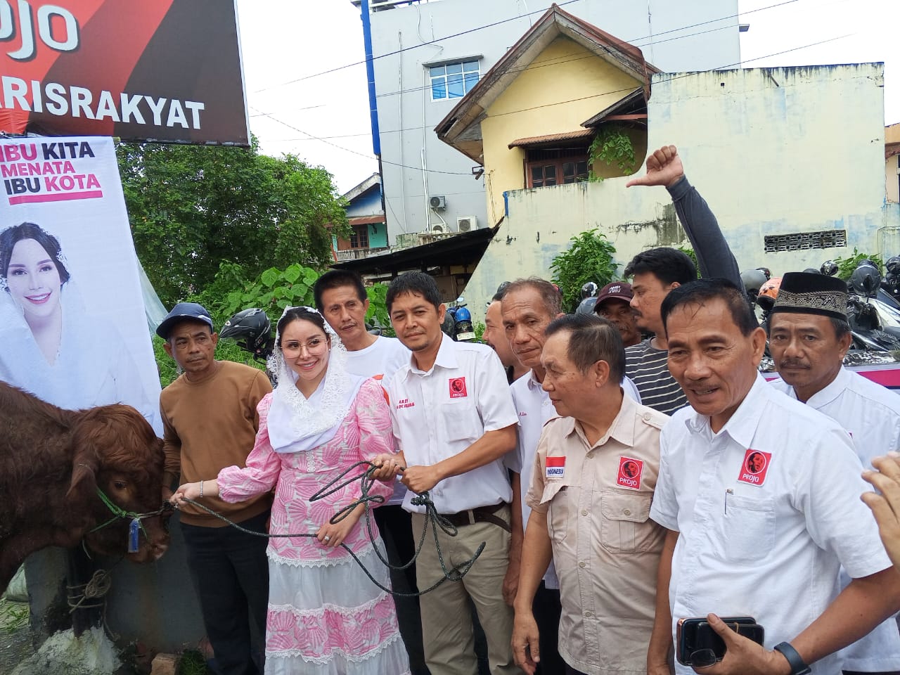 Projo Sumsel dan Bacawalkot Palembang Nandriani bagikan Daging Sapi Kurban Ke Warga Kota