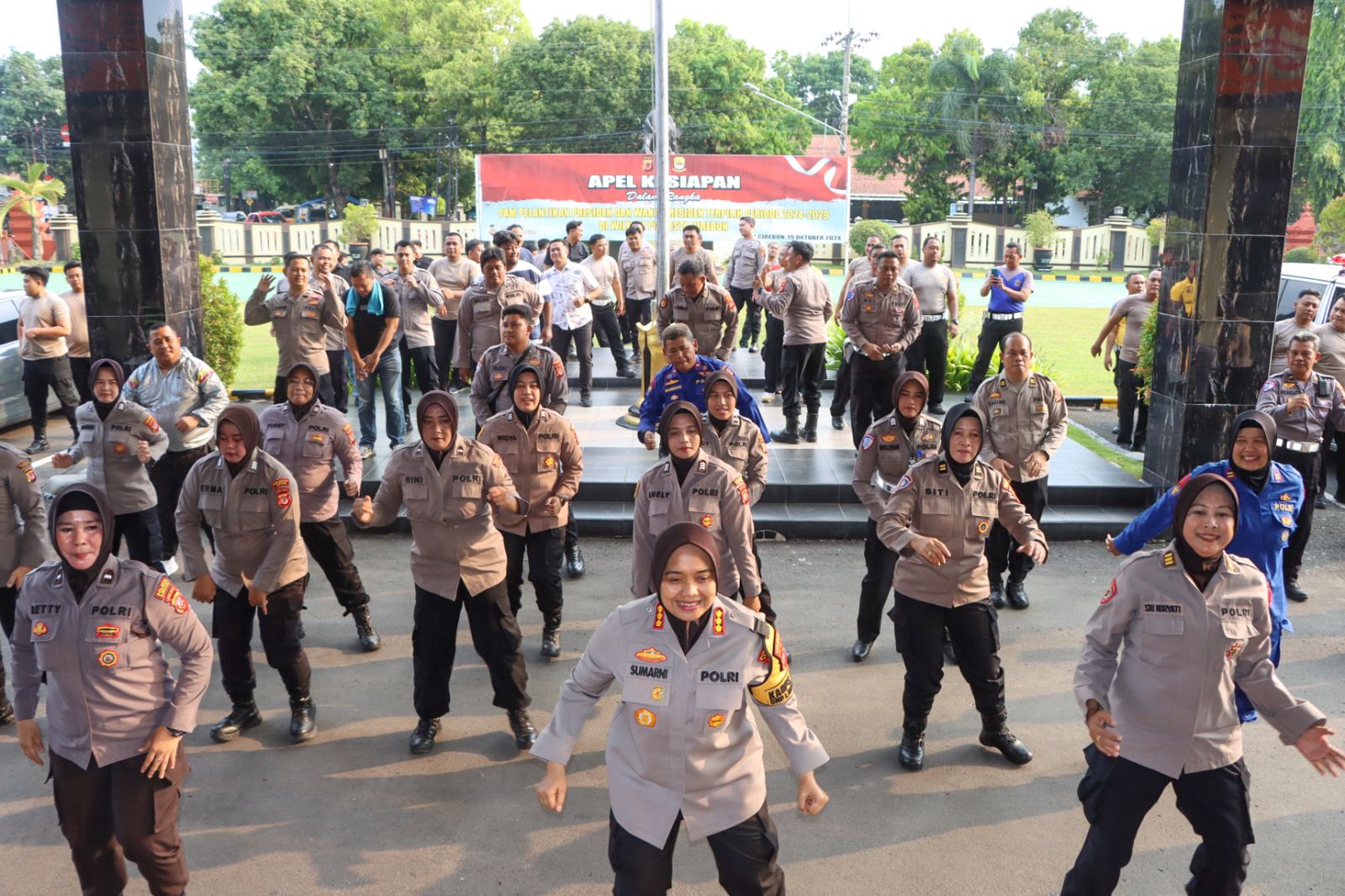 Polresta Cirebon Laksanakan Olahraga Sore Sambil Patroli Jalan Kaki