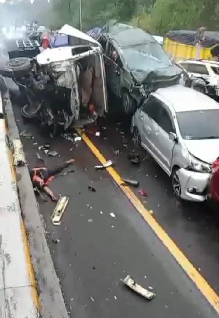 Di Duga Rem Truk Blong Penyebab Kecelakaan Beruntun Di Ruas Jalan Tol Purbaleunyi KM 92 Arah Jakarta