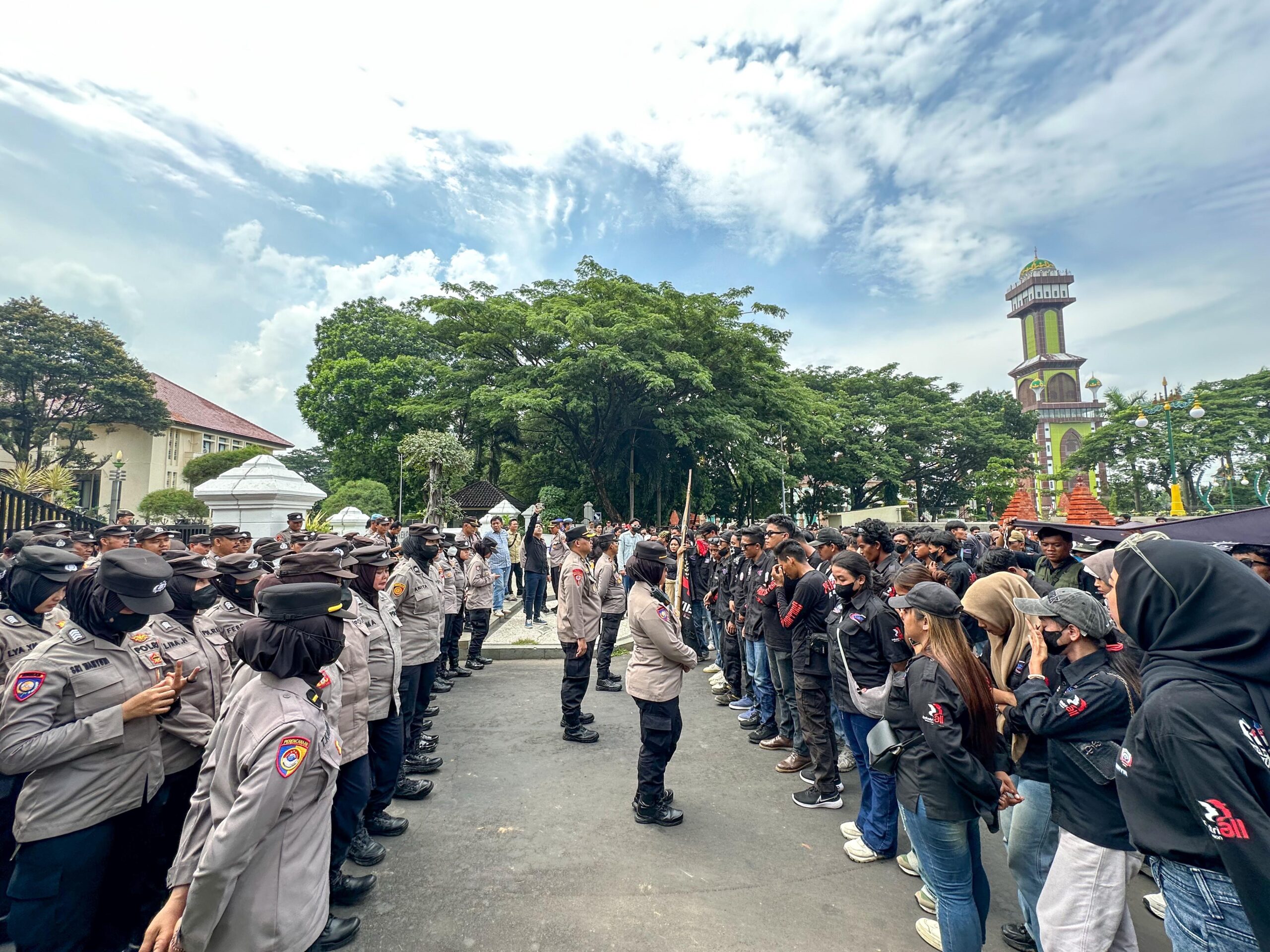 Wakapolresta Cirebon Pimpin Pengamanan Aksi Unras Buruh Ke Kantor Bupati Cirebon