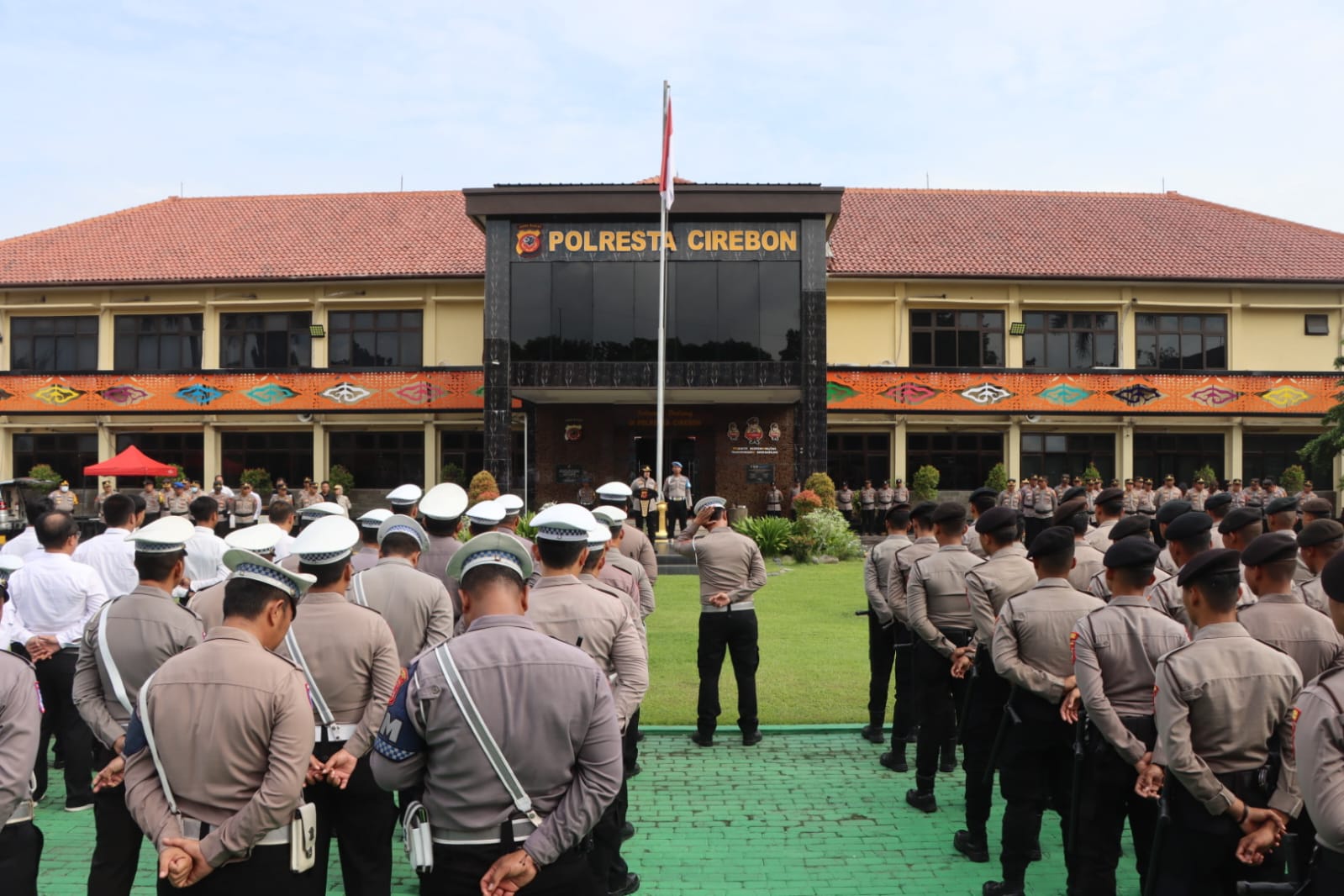 Kapolresta Cirebon Pimpin Apel Jam Pimpinan dan Pemberian Penghargaan Kepada Personil Berprestasi