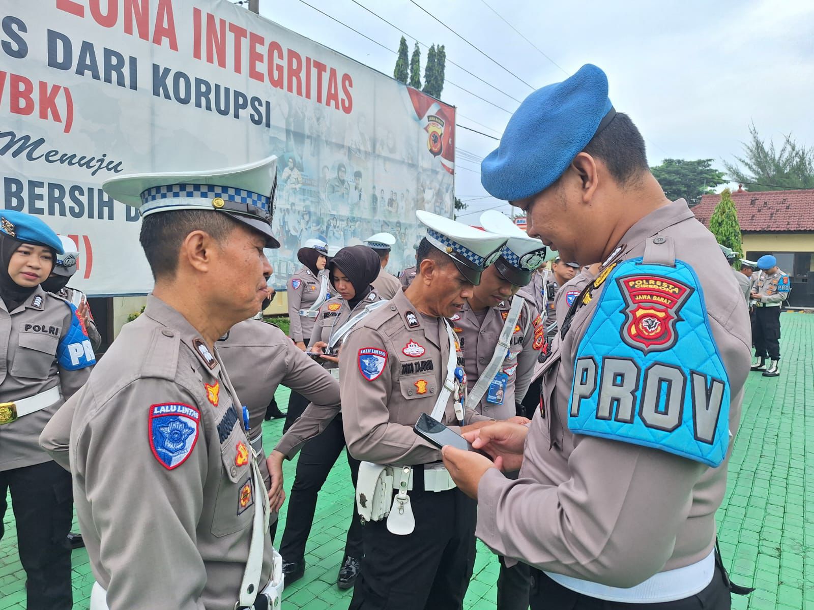 Polresta Cirebon Lakukan Pemeriksaan Handphone Personel untuk Cegah Judi Online