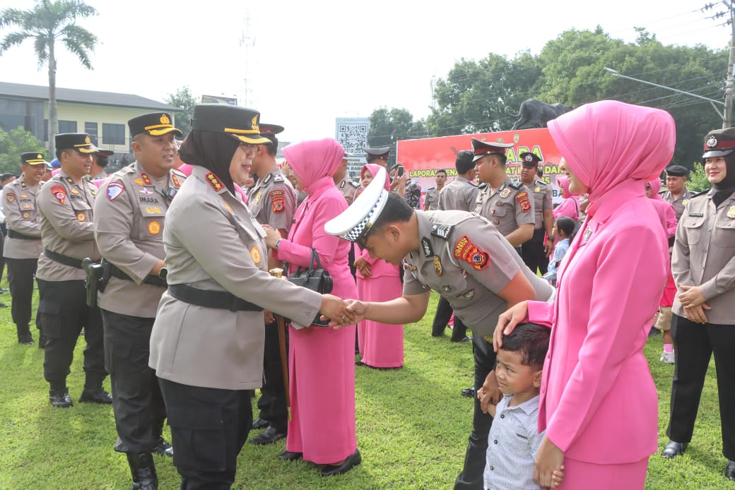 Kapolresta Cirebon Pimpin Upacara Korps Rapot Kenaikan Pangkat Periode Januari 2025