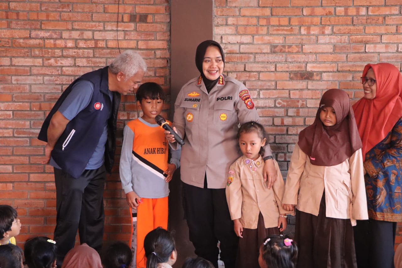 Polresta Cirebon Gelar Baksos Di Sekolah Yang Terdampak Banjir Rob