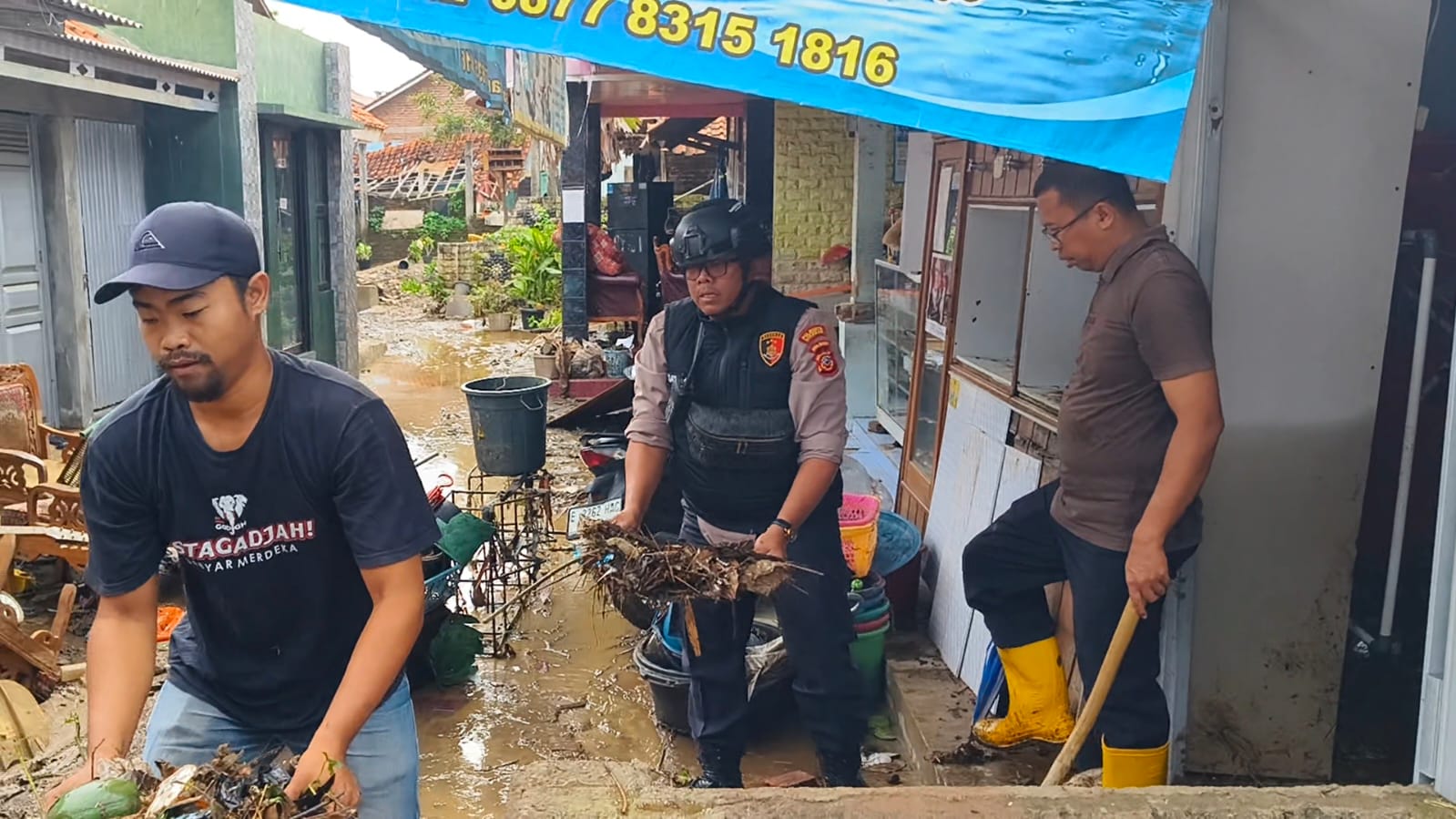 Polresta Cirebon Laksanakan Monitoring Banjir Dan Bakti Sosial Pasca Banjir