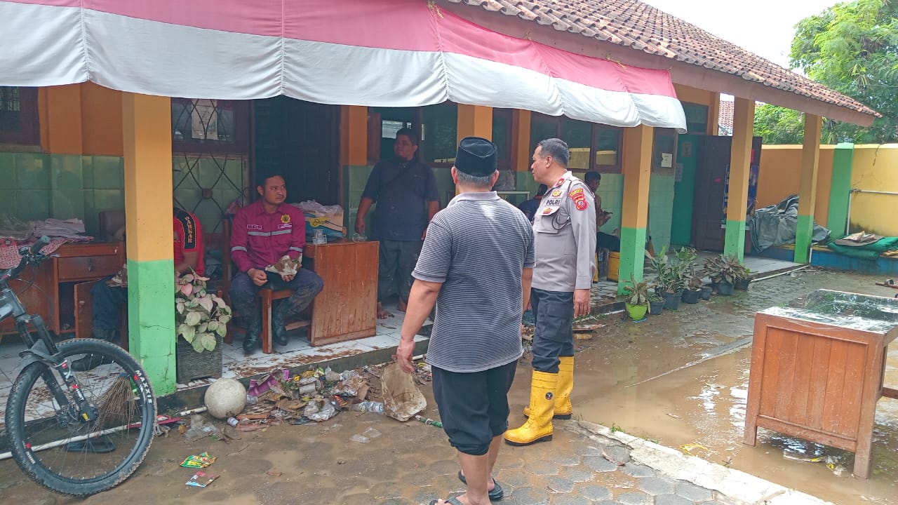 Pasca Banjir, Kapolsek Weru Polresta Cirebon Gelar Bakti Sosial Di SDN 1 Setu Wetan