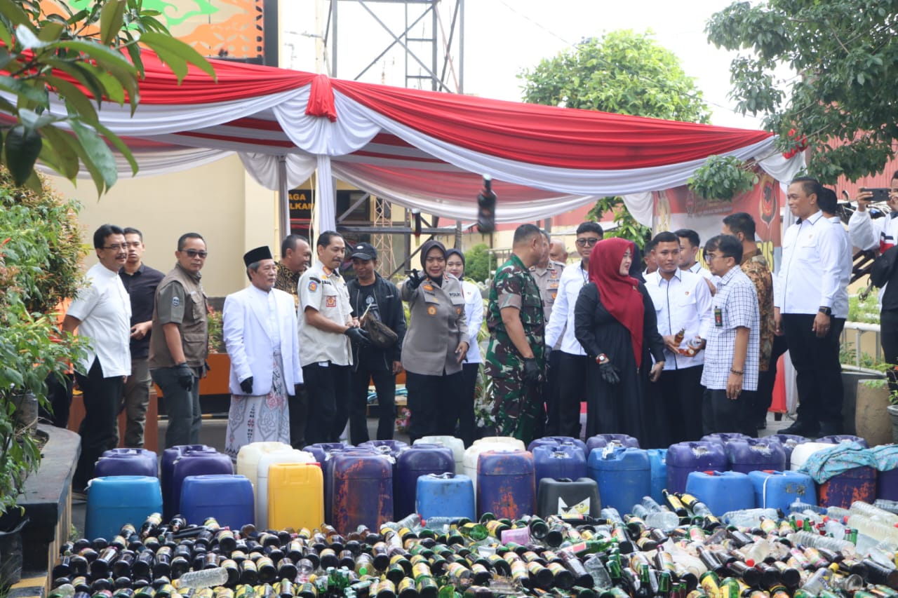 Polresta Cirebon Musnahkan Ribuan Miras Berbagai Merek Hasil KRYD Dan Operasi Pekat