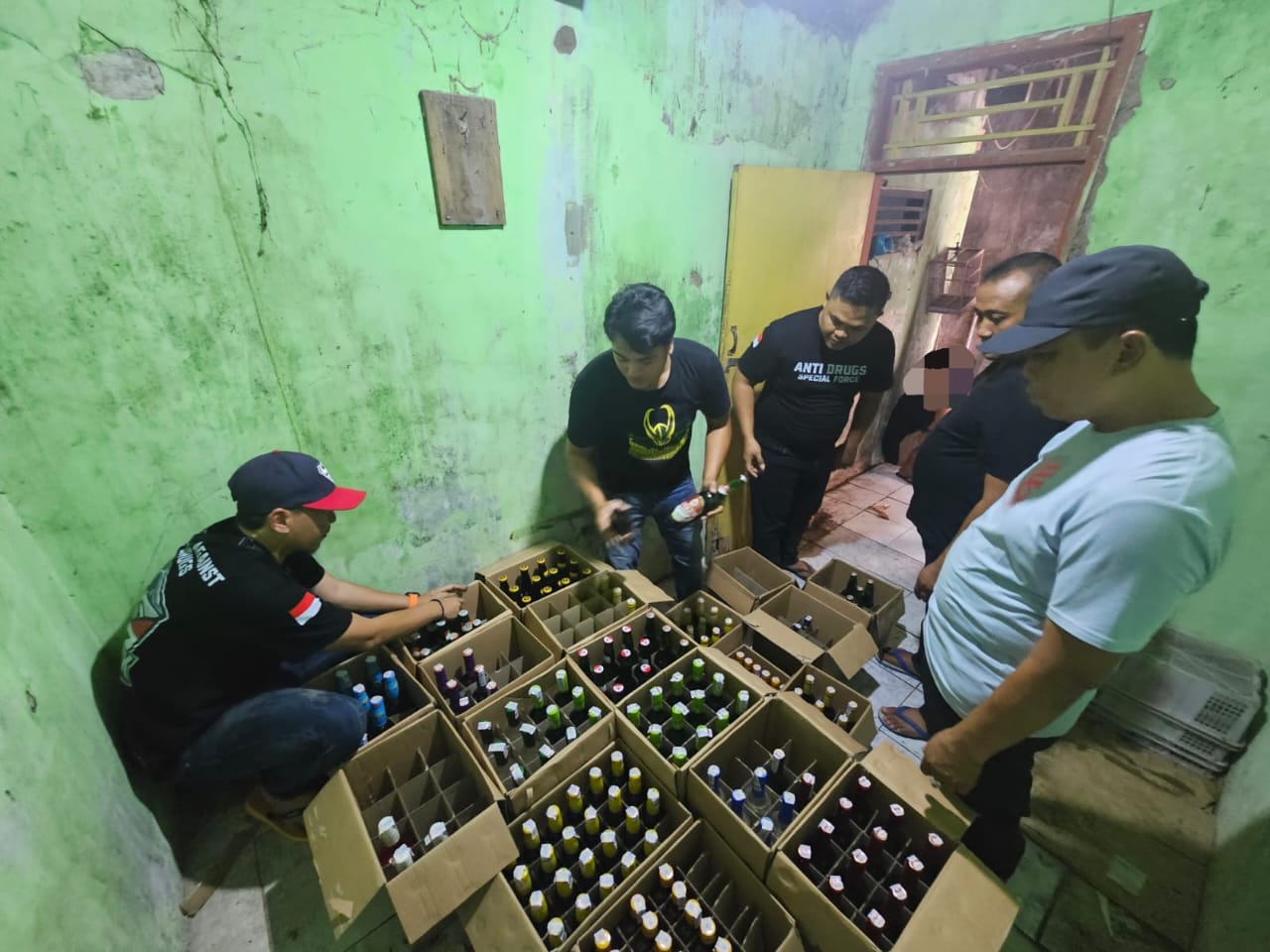Polresta Cirebon Grebek Sarang Miras: 332 Botol Disita Dalam Operasi Pekat