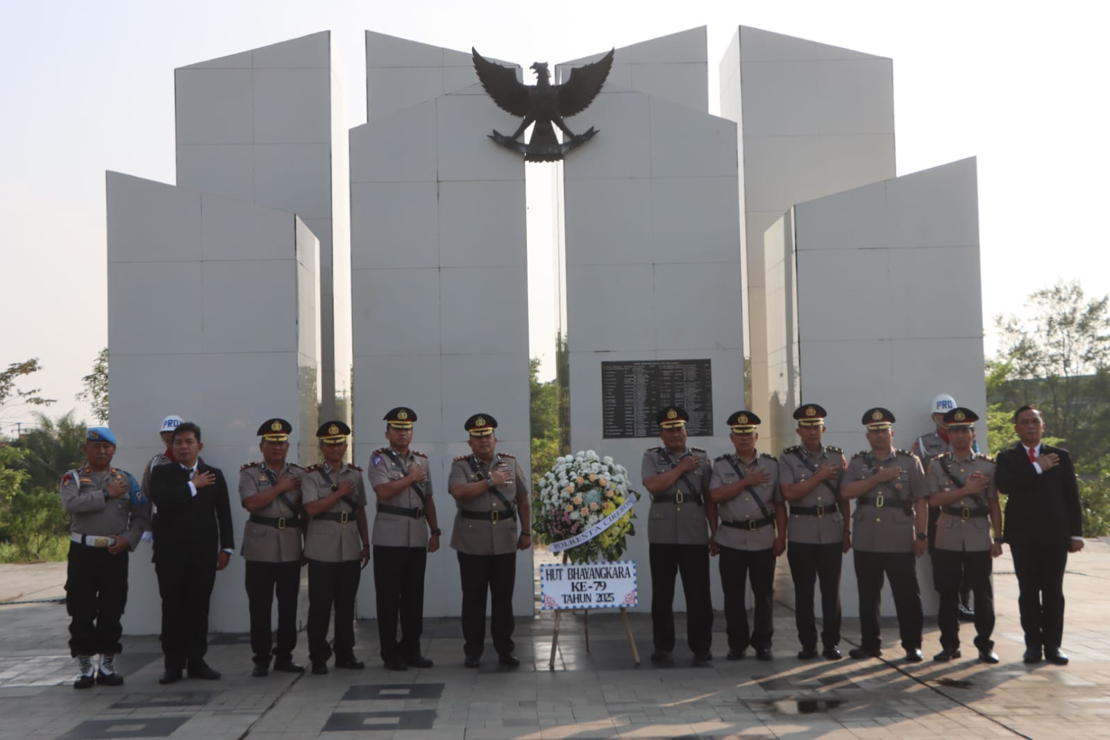 Polresta Cirebon Gelar Upacara Ziarah dan Tabur Bunga di TMP Cakrabuana Peringati Hari Bhayangkara ke-79 Tahun 2025