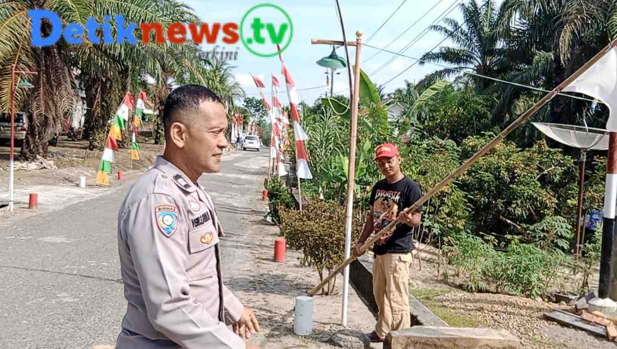 Bhabinkamtibmas Ajak Warga Desa Muara Harapan Semarakkan Kemerdekaan Dengan Memasang Bendera Merah Putih