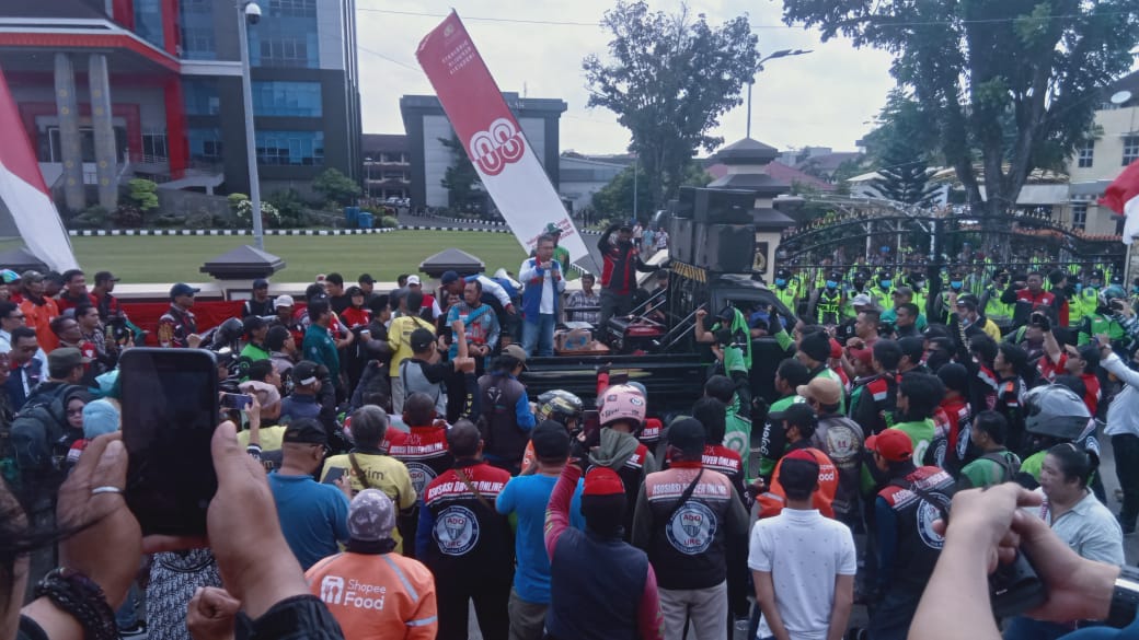 Gugur Dalam Tugas, Ratusan Ojol Gelar Aksi Damai di Mapolda Sumsel Tuntut Keadilan Untuk Affan Kurniawan