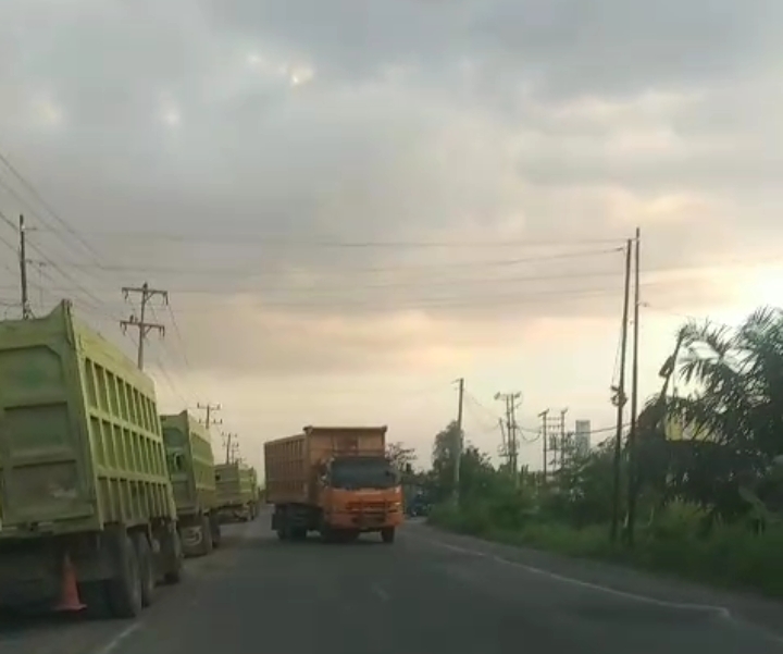 Truk Tambang : Mengakibatkan Jalan Rusak dan Macet Warga Desak Pemerintah Bertindak!