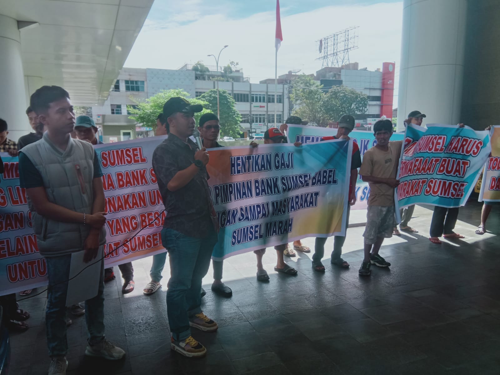 Dugaan Kredit Fiktif, Aktivis Kepung OJK Sumsel