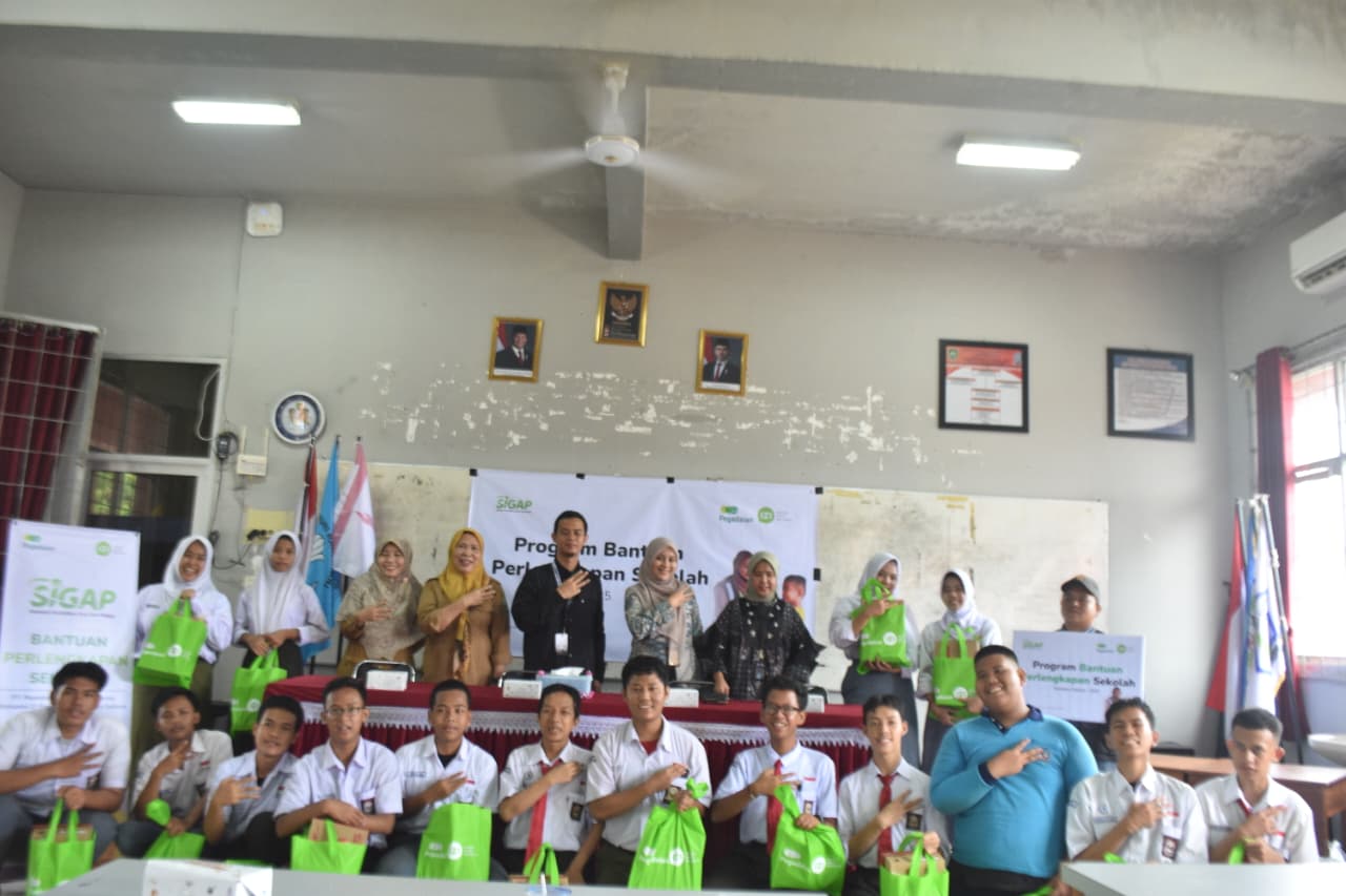 Pegadaian dan IZI Salurkan Bantuan Sekolah untuk Siswa Kurang Mampu di Palembang: Langkah Nyata Bangun Masa Depan Cerah