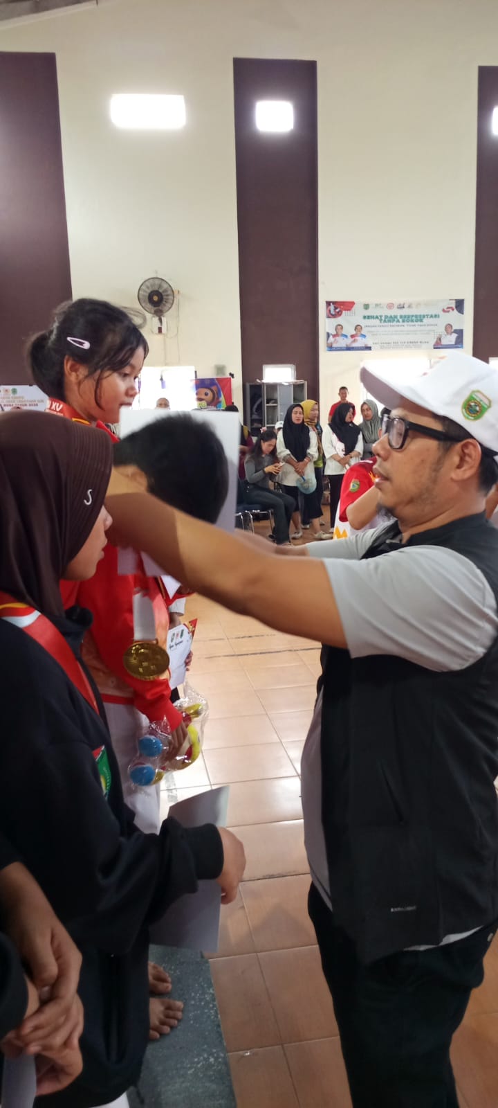 Sekum KONI Sumsel Kalungkan Medali kepada Atlet Kempo di Porprov XV MUBA