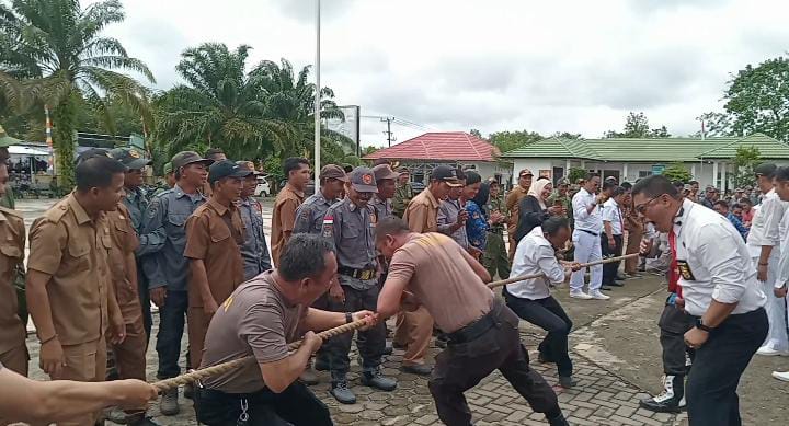 Lomba Tarik Tambang Meriahkan HUT Kabupaten Muara Enim Camat Suro Ajak Peserta Junjung Sportivitas