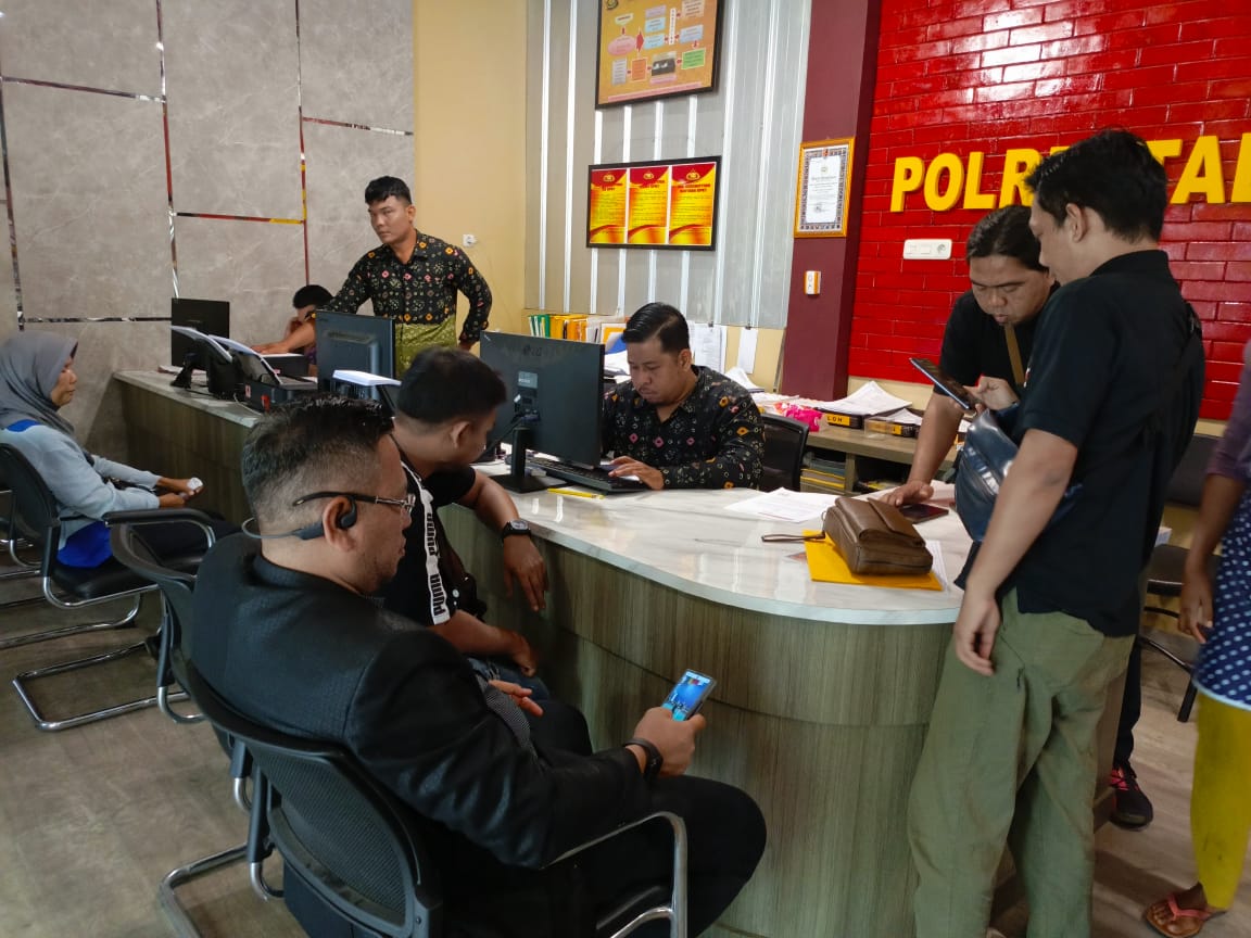 Puluhan Jurnalis Resmi Laporkan Dugaan Pelanggaran UU Pers ke Polrestabes Palembang