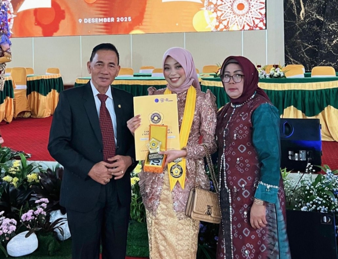 “Keanggunan Kedisiplin: Putri Meilanda, Muda Tetap Mengukir Sejarah di Wisuda Unsri”