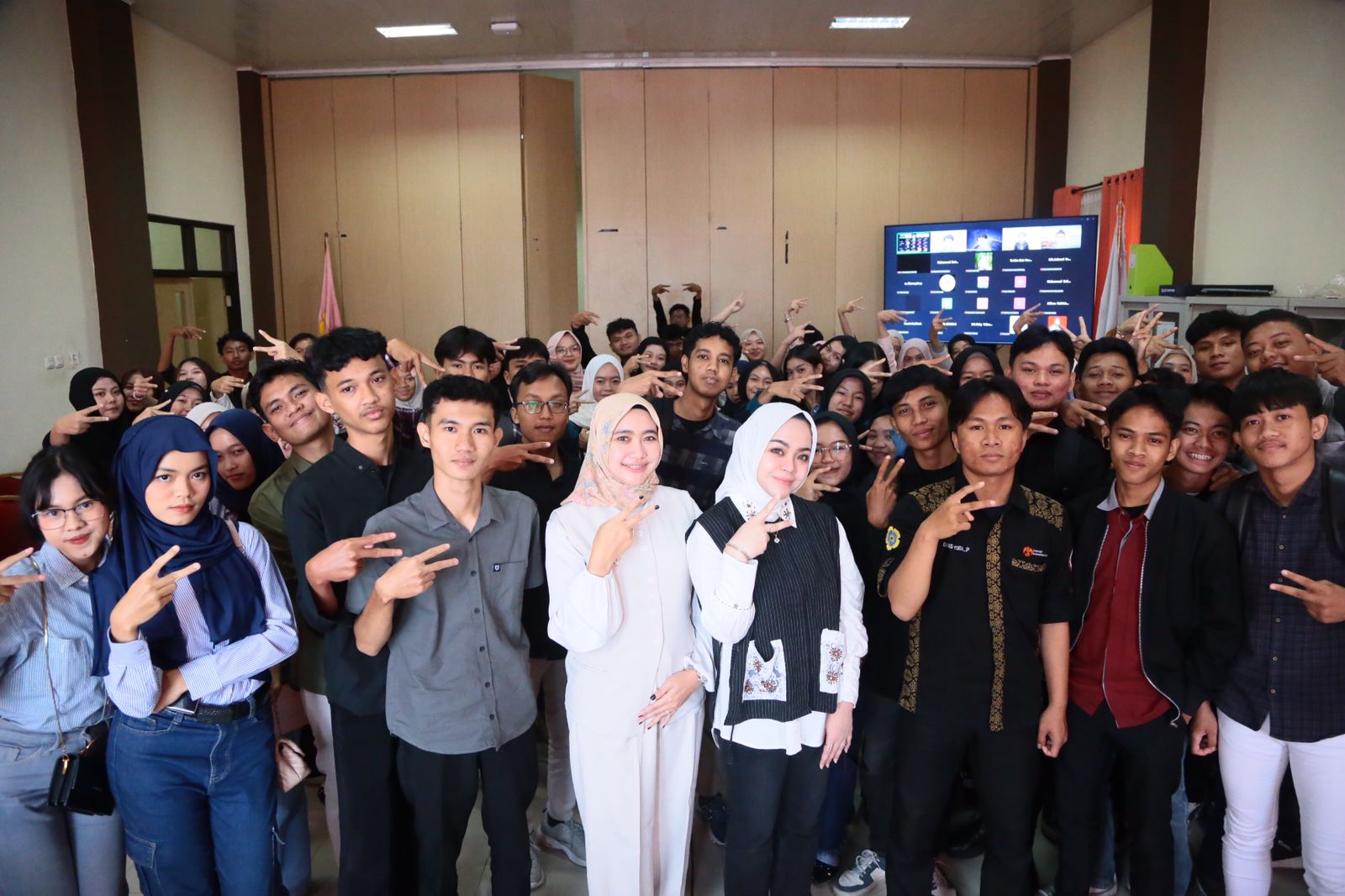 Ratusan Mahasiswa Polsri Ikuti Seminar Public Speaking Hybrid Bersama Anggun Prisma