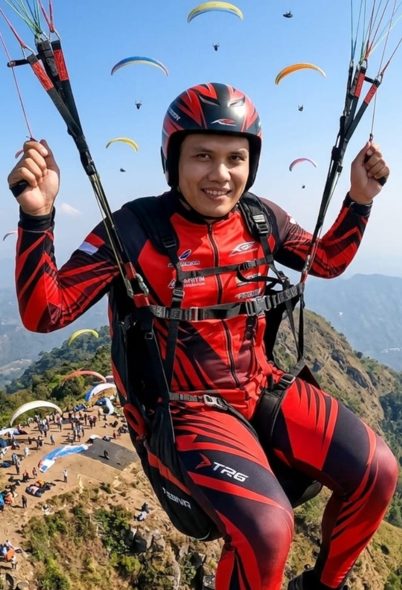 Paralayang: Sebuah Ontologi Ketinggian, Kebebasan, dan Dialog dengan Angin