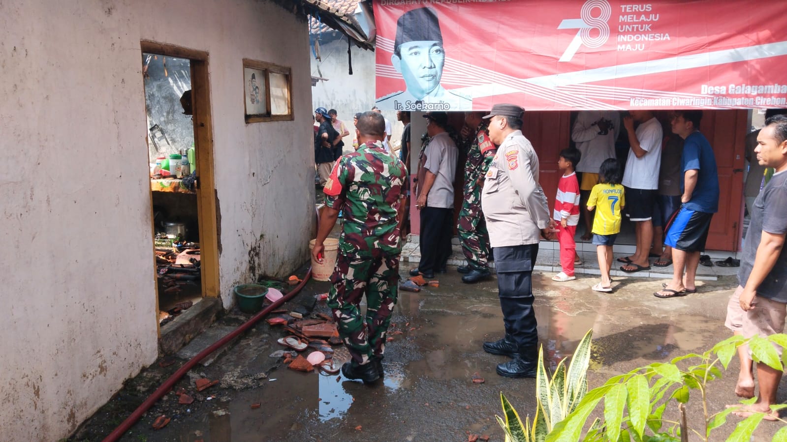 Respon Cepat Polresta Cirebon Tangani Kebakaran Rumah di Desa Galagamba Ciwaringin