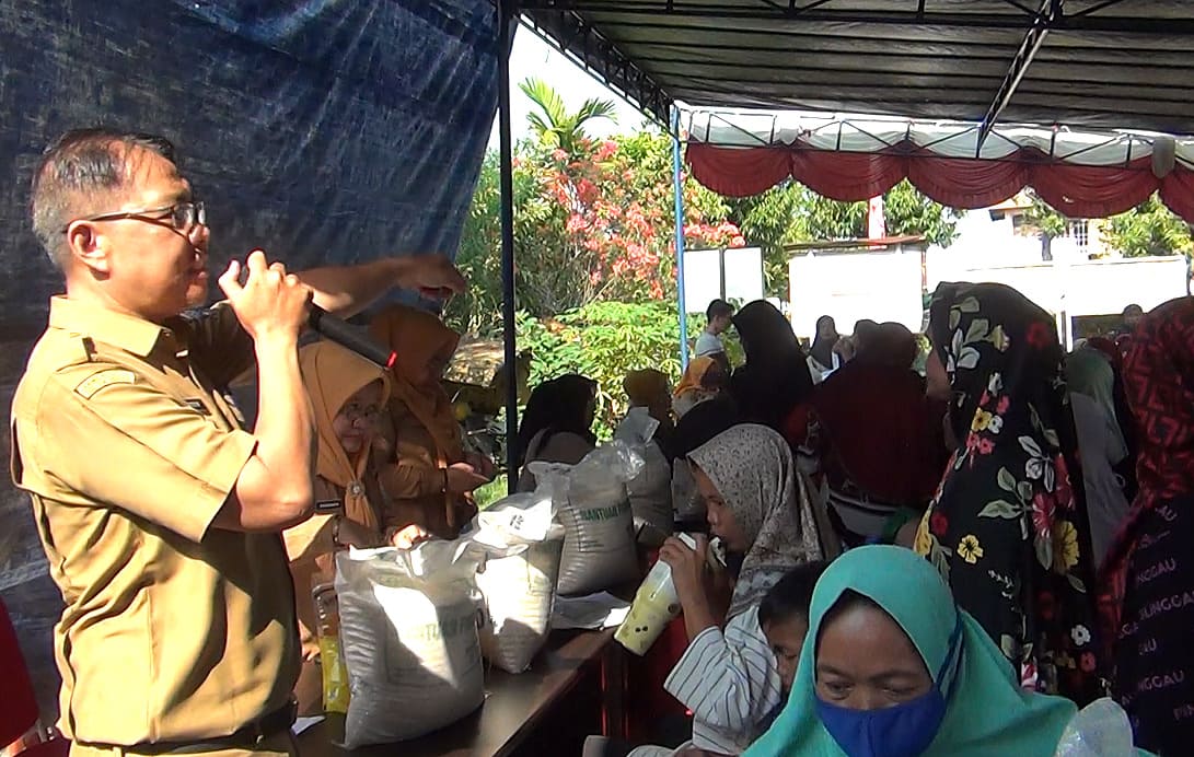 Kelurahan Sungai Lais Mulai Distribusikan Ribuan Paket Beras dan Minyak Goreng ke Penerima Manfaat